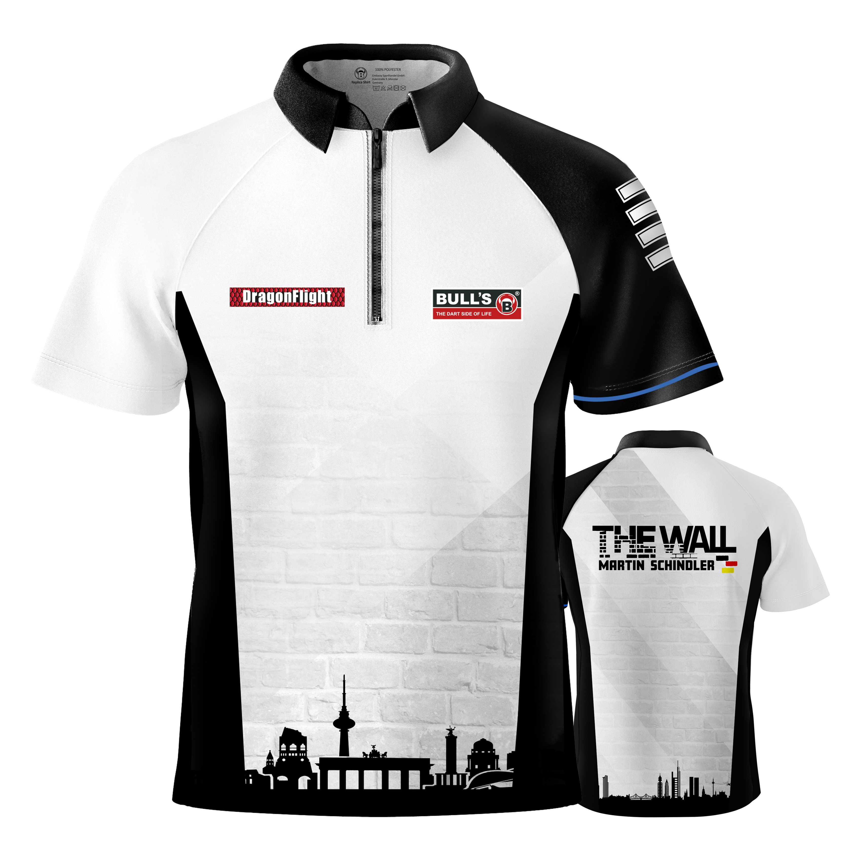 Auf diesem Bild ist das Bulls Martin Schindler The Wall Dartshirt zu sehen. Das Shirt ist überwiegend weiß mit schwarzen Akzenten und zeigt eine Berliner Skyline sowie den Schriftzug "THE WALL MARTIN SCHINDLER" auf der Rückseite.